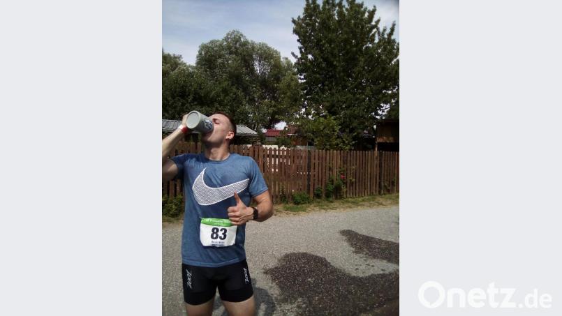 In den Schrebergärten haben einige Pressather für den Triathlon Wassertonnen aufgebaut, an denen sich die Teilnehmer während des Wettkampfs erfrischen können. Bild: sne