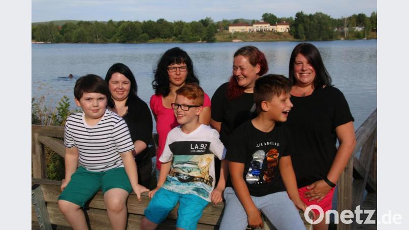 Wollen sich den Spaß an der Schule nicht nehmen lassen: Die Grundschüler (vorne) Niko (9), Ben (8), Noah (8) und ihre Mütter (von links) Marina Kehrer, Betina Tiemann, Steffi Mückl und Alexandra Hein. Bild: jrh
