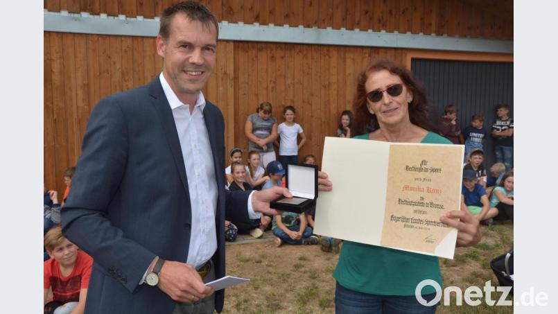 Mit der BLSV-Verdienstplakette in Bronze dankte BLSV-Kreisvorsitzender Andreas Malzer der scheidenden Schulleiterin Monika Kunz für deren Verdienste um den Sport. Kunz wollte die Ehrung als Auszeichnung für die ganze Konnersreuther Schulfamilie verstanden wissen. Bild: jr