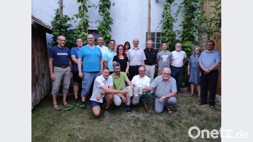 Viele Taufpaten hat der neue Kommunbier-Verein im &quot;Taubnschuster&quot;-Hof. Der gewählte Vorstand mit Thomas Riedl, Thomas Ott, Hans Ziegler und Matthias Haberberger (von links) stoßt mit Eschenbacher Zoigl auf eine erfolgreiche Zukunft an. Bild: rn