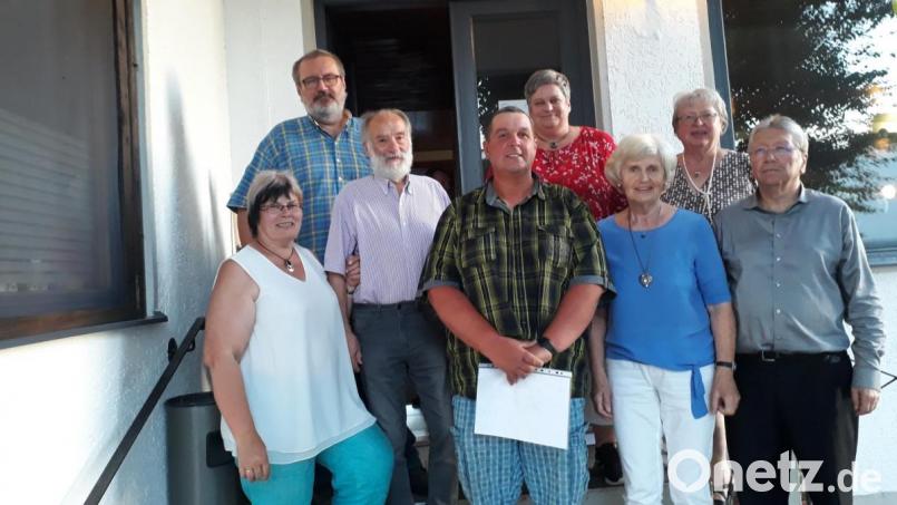 Bei der Vorstandschaft der Musikschule bleibt alles beim Alten. Reinhold Schwarzmeier (Dritter von links) und Gerhard Nikol (Vierter von links, mit Urkunde) stehen weiterhin an der Spitze des Trägervereins. Bild: kwl