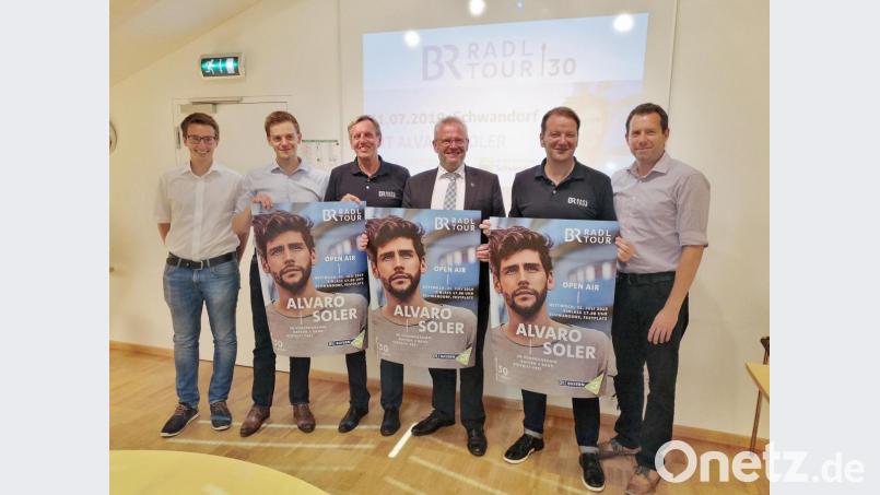 Oberbürgermeister Andreas Feller (Mitte) und die zuständigen Amtsleiter freuen sich mit den Radltour-Organisatoren Wolfgang Slama (Dritter von links) und Markus Riese (Zweiter von rechts) auf die Ankunft des Radlertrosses in Schwandorf. Am Abend singt dann Alvaro Soler. Bild: Thomas Dobler