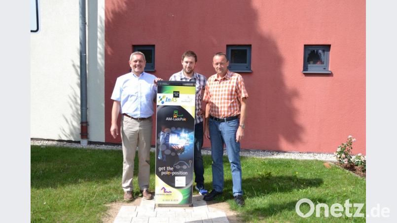 Bei der Freigabe der neuen E-Ladesäule (von links): Bürgermeister Joachim Neuß, Matthias Schäffner und Hauptamtsleiter Uwe Lindner. Bild: exb