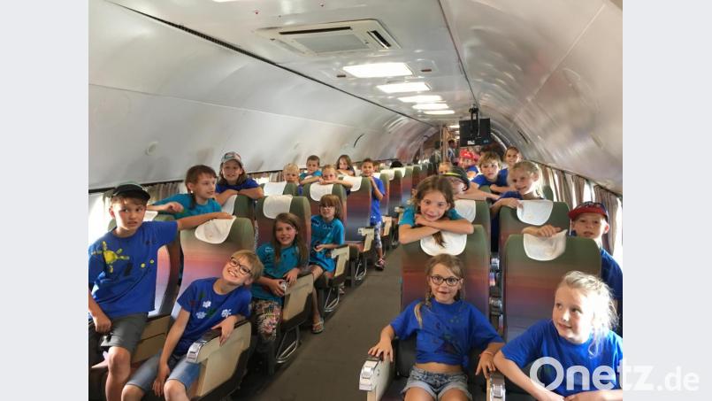 Die Kinder der Mittagsbetreuung durften in einem Flieger Probesitzen. Bild: vib