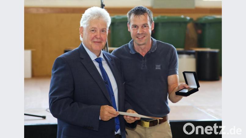Die Verdienstmedaille des Bayerischen Landessportverbandes überreichte Kreisvorsitzender Andreas Malzer (rechts). Bild: JOCHEN NEUMANN 
ERBENDORF