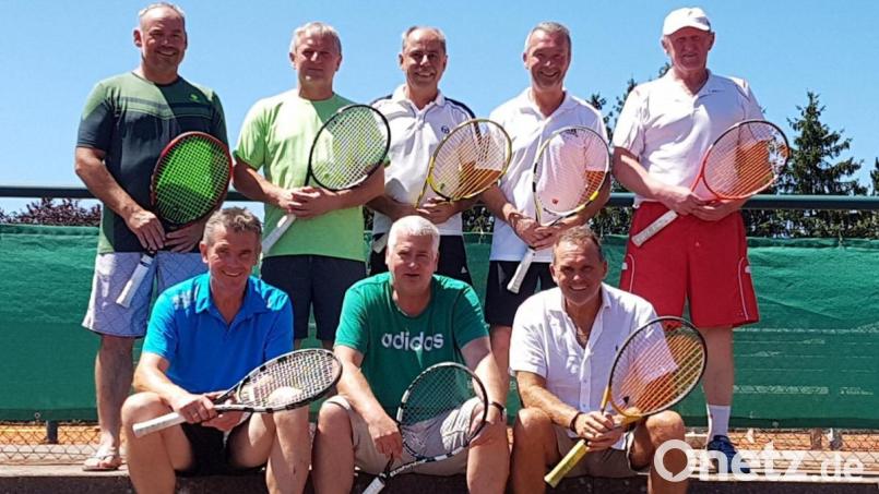 Die Meister-Mannschaft der Bezirksliga Herren 50 mit (hinten von links) 
Norbert Kneißl, Patrick Vollmer, Thomas Weih, Robert Koch, Manfred Fruth, (vorne von links) Michael Mulzer, Thorsten Hoffmann und Frank Berger. Bild: gum