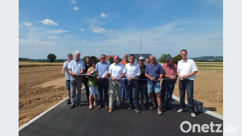 Abgebildete Personen v.l.n.r.: Hr. Pollok (Bauverwaltung Kümmersbruck), Werner Renner (Büro Renner+Hartmann Consult Amberg), Familie Schmalzl (private Erschließungsträger), Bürgermeister Roland Strehl, Hr. Stiegler (ZV Hohenkemnather Gruppe), Hr. Greiner(Bauverwaltung Kümmersbruck) , Hr. Dötterl (Fa. Dötterl+Hahn), Hr. Wieder (Fa. Dötterl+Hahn), Hr. Hahn, (Fa. Dötterl+Hahn) Hr. Mörtl (ZV Hohenkemnather Gruppe), Hr. Standecker(Büro Renner+Hartmann Consult Amberg Bild: Peter Fischer