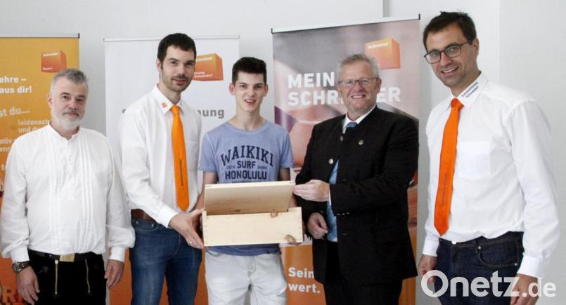 Florian Götz (Mitte) brachte zur Ausstellungseröffnung seinen selbstgefertigten Brotkasten mit. Bild: Hirsch