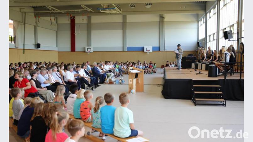 Verabschiedung Rektor Peter Preisinger in der Doppelsporthalle. Bild: JOCHEN NEUMANN 
ERBENDORF