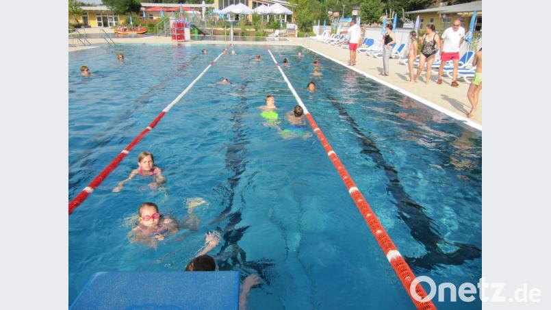 Da geht´s rund in beiden Schwimmbahnen. Mit Motivation vom Beckenrand sind die 200 oder 400 geforderten Meter Schwimmen kein Problem für die Schnaittenbacher Dritt- und Viertklässler. Bild: fg