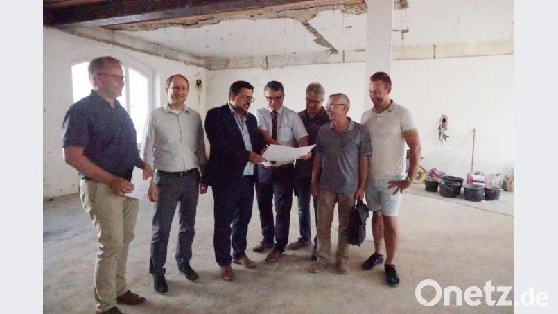 Die Investoren Jürgen Grenzer und Fabian Biersack (Zweiter und Dritter von links) sowie Bürgermeister Martin Birner (Mitte) und Firmenvertreter planen die nächsten Schritte der Sanierung. Bild: Christopher Dotzler