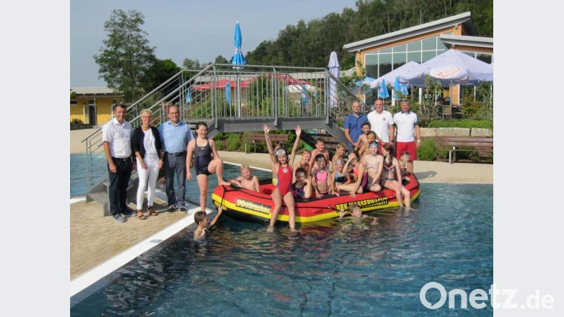 Spaß und Gaudi kamen nicht zu kurz. Das Schlauchboot brachte viel Abwechslung. Den Rahmen bilden an Land von links: 2. Bürgermeister Uwe Bergmann, Rektorin Michaela Bergmann, 2. Bürgermeister Josef Birner; von rechts Bäderleiter Andreas Gebhardt, Michael Schmid, Chef der Wasserwacht, Organisator Sascha Fritzsche von der Stadtverwaltung Schnaittenbach Bild: fg