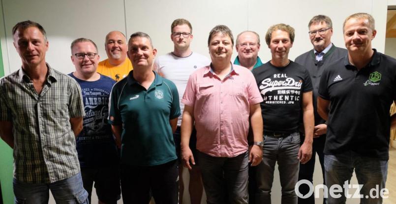 Die Mitgliederversammlung bestätigt die Funktionsträger der Abteilung Fußball des TSV. Bürgermeister Hans Prechtl (Zweiter von rechts) gratuliert zur Wiederwahl (von links): Bernd Rebler, Jürgen Priehäußer, Thomas Engelhardt, Rudi Fröhlich, Stefan Jauernig, Andreas Hanff, Franz Jauernig, Stefan Flierl und Michael Fick (rechts). Nicht im Bild Jürgen Vetter. Bild: ohr