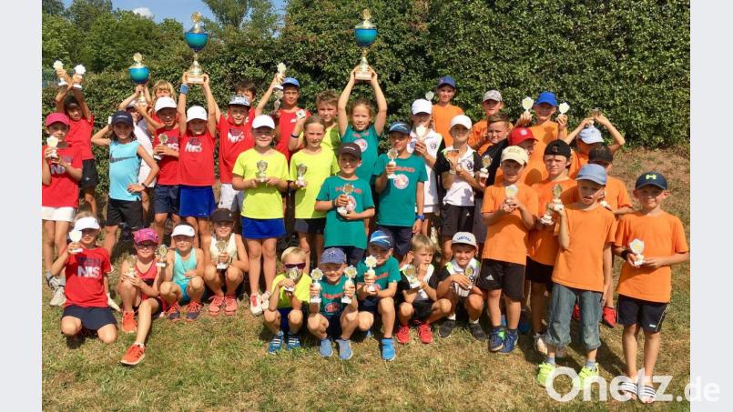 Die acht Kleinfeld-Teams, die in Weiden ihre Endrunde austrugen, bei der Siegerehrung. Bild: lst Bild: lst