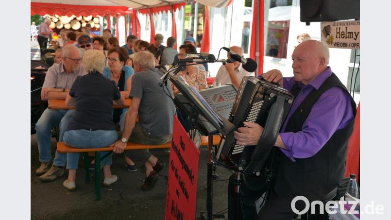 Blick ins Festzelt mit Alleinunterhalter „Helmy“ (rechts). Bild: jr
