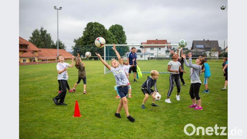 Die Kinder haben beim Spielen mit dem Ball unter der Leitung von TSV-Jugendleiter Alexander Kühner viel Spaß. Bild: gz