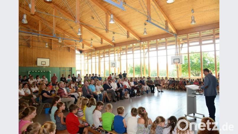 Rektor Edgar Hanner (am Rednerpult) hebt die immer auf Harmonie ausgerichtete Arbeit Eva Landgrafs hervor. Bild: bey