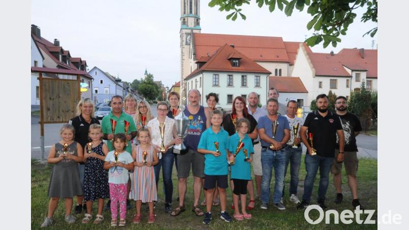 Vorsitzende Martina Lorenz (links) und Sportwart Andreas Stauber (rechts) überreichten den erfolgreichen Mannschaften Urkunden und Pokale. Bild: bey