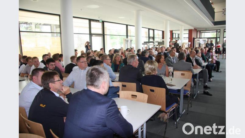 Der Einladung zur Freisprechungsfeier im Foyer des BSZ folgten viele Gäste. Bild: wro