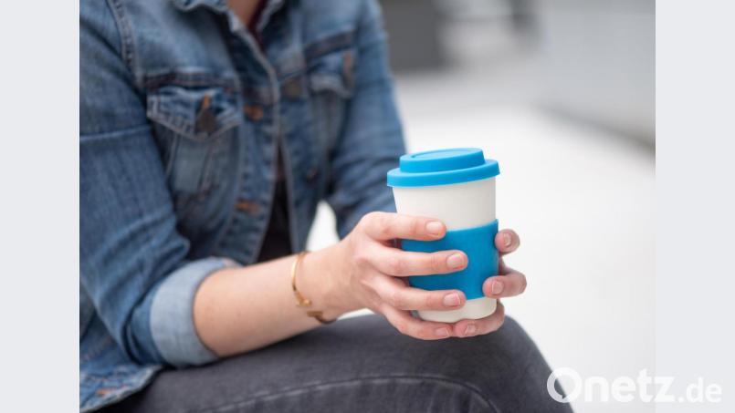 Kaffeebecher aus Bambus gelten als dauerhafte Alternative zu den To-go-Bechern aus Pappe. Die Stiftung Warentest warnt allerdings, dass viele Becher Schadstoffe abgeben. Bild: Zacharie Scheurer/dpa