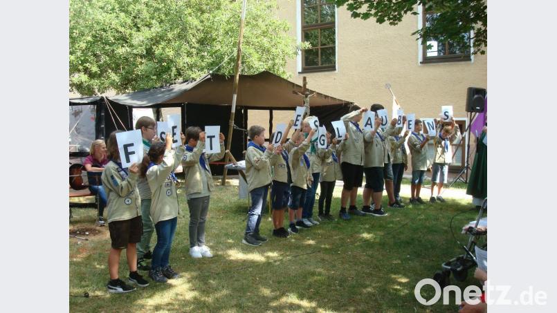 „Fest des Glaubens“ lautete das Motto des Familiengottesdienstes zum Mitterteicher Pfarrfest im Garten des Josefsheims. Federführend gestaltet wurde er von den St.-Georgs-Pfadfindern. Bild: wmr