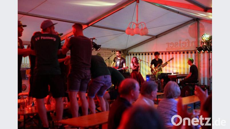 Die Band „Mission Possible“ sorgte am Samstagabend für beste Partystimmung im Festzelt am SV-Platz. Bild: bgm
