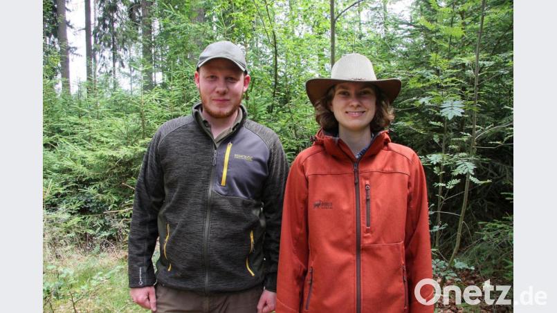 Die Naturpark-Ranger Amelie Nöth und Jonas Ständer sind seit wenigen Tagen als Ansprechpartner für Themen rund um den Steinwald unterwegs. Bild: wro