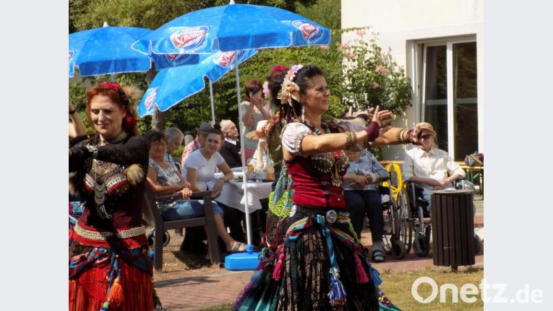 Die Tänze und Kostüme der Gruppe Arcanus begeistern die Besucher des Sommerfests im Dr.-Stephan-Kastenbauer-Haus. Bild: exb