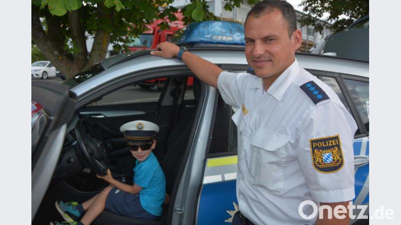 Polizeihauptkommissar Thorsten Rudhoff nahm den kleinen Besuchern die Scheu vor der Polizei. Sie durften auch mal auf dem Fahrersitz Platz nehmen. Bild: jr