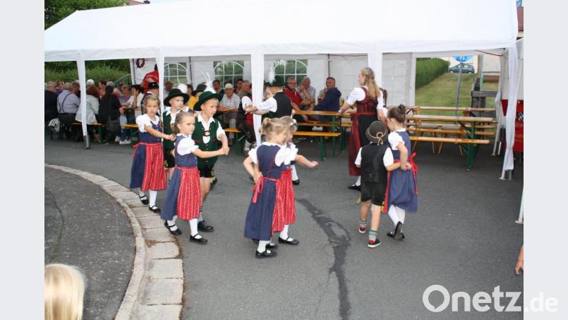 Auch heuer Blickfang des Trabitzer Spielplatzfestes: die jungen Tänzer des Trachtenvereins &quot;D&#039;Haidnaabtaler&quot;. Die hier noch leeren Sitzplätze im Hintergrund füllen sich im Laufe des Abends stetig. Bild: bjp Bild: bjp