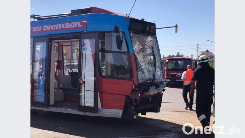 Eine beschädigte Straßenbahn steht neben den Schienen. Sie war zuvor mit einem Linienbus kollidiert und dabei aus den Gleisen geschoben worden. Dabei wurden einige Menschen verletzt. Bild: News5/dpa