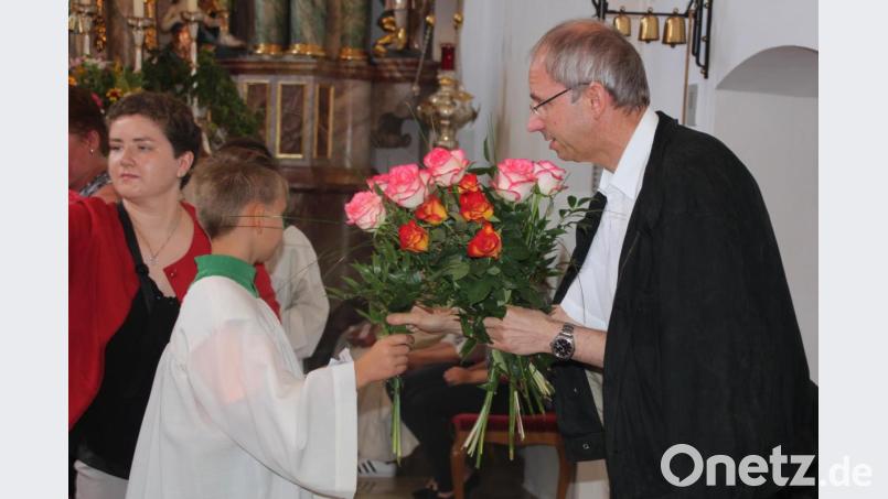 Jeweils eine Rose gab es von den Ministranten für Pfarrer Johann Hofmann. Bild: kro