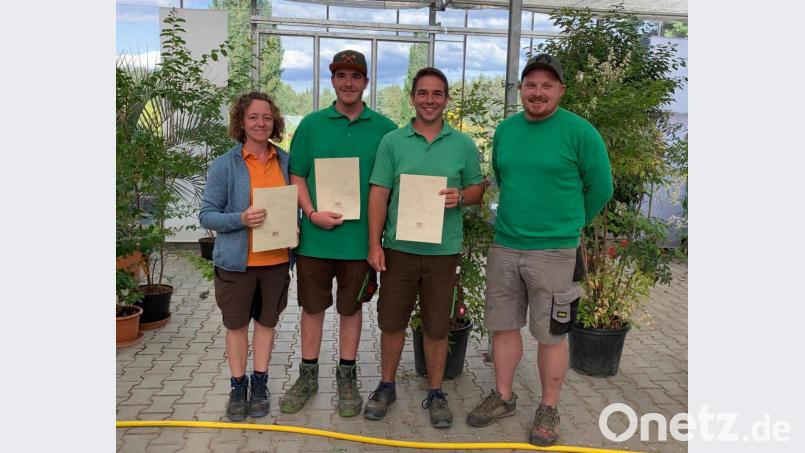 Von den zehn waren mit Nadja Reißnecker, Moritz Gramsch und Wolfgang Nikol drei Prüflinge von Garten Punzmann dabei, die die Prüfung zum Bauschulgärtner mit Erfolg ablegten. Juniorchef Peter Punzmann (von links) gratuliert den dreien. Bild: fz