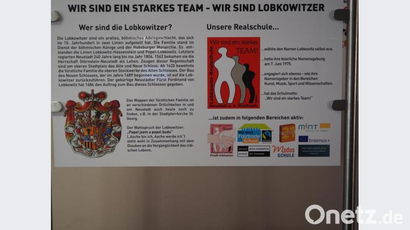 Diese Tafel wird künftig vor der Lobkowitz-Realschule in Neustadt stehen. Sie weist auf den Namen hin, den diese Schule trägt. Bild: krb