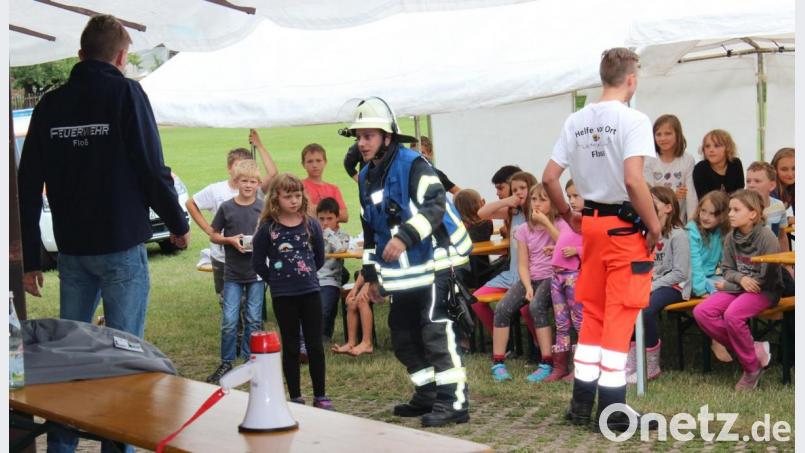 Mit einer tollen Vorführung wie man Menschenleben rettet wartete die Flosser Jungfeuerwehr auf. Die Kinder waren begeistert. Bild: le