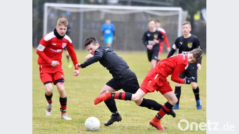 Die C-Junioren des FC Amberg (dunkle Trikots) treten in der Anfang September beginnenden Saison in der Bezirksoberliga an. Bild: Hubert Ziegler