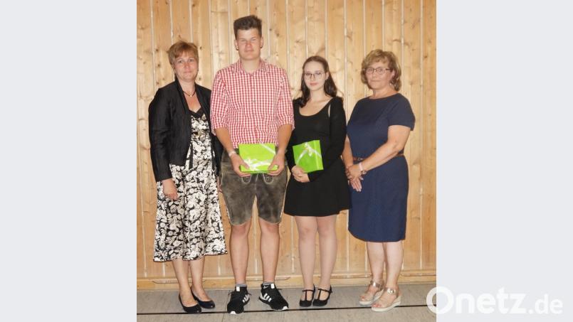 Der Elternbeirat mit Vorsitzender Petra Meier (rechts) und Stellvertreterin Ulrike Maier (links) hatte die Idee, an der Mittelschule einen Engagementpreis zu verleihen. Lisa-Marie Herzog und Lukas Zimmet bekamen ein Präsent für ihren ehrenamtlichen Einsatz. Bild: weu