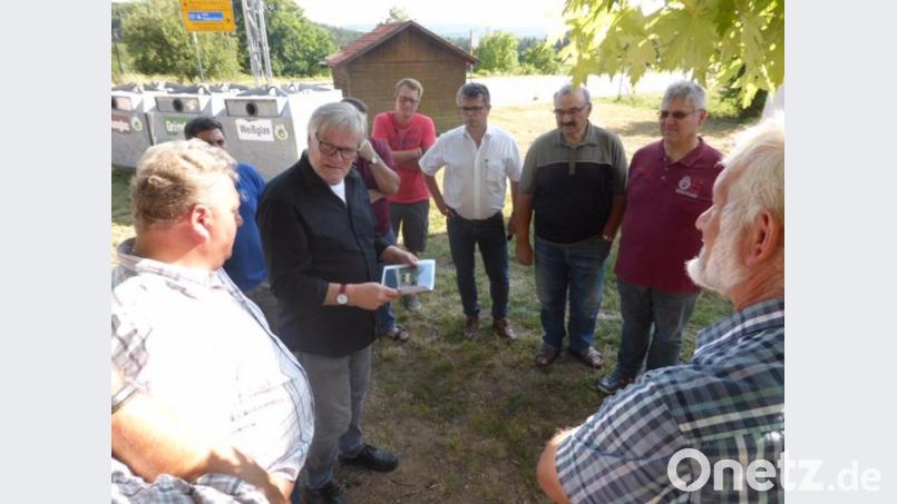 Die neu gewählte Vorstandschaft und Architekt Gerhard Plöchinger beraten die ersten Planungsideen zum neuen Treffpunkt. Bild: exb