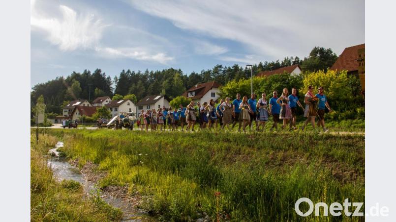 Der Kirchweihumzug durch das Lehental hinauf nach Etzelwang ist wie immer eine ganz besondere Schau für die Besucher. Alte Traktoren, Eilwagen, Spruchbanner und Spaßwagen machen diese Tradition zu etwas ganz Besonderem. Bild: Christian Skiefe