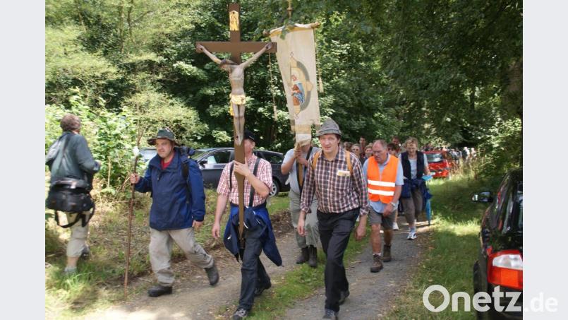 Die Teilnehmer bei der 20. Wallfahrt im Juli 2009 mit Pilgerführer Hans Mutzbauer (mit Warnweste) kurz vor ihrem Ziel. Bild: mmj