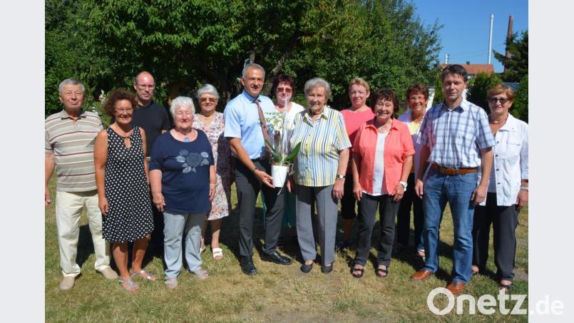 Zahlreiche Gratulanten empfing Ursula Thoma an ihrem 90. Geburtstag. Im Bild (von links) Manfred Heinrich, Annelie Haberkorn, Wolfgang Pilz, Waltraud Schriewer, Gisela Schneider, Bürgermeister Roland Grillmeier, Michaela Bauer, Ursula Thoma, Ursula Fröhlich, Tochter Rita, Stilla Schuller, Sohn Alexander und Elfriede Dotzauer. Bild: jr