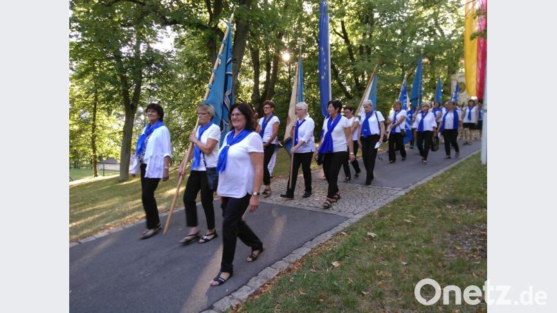 16 Zweigvereine des Katholischen Deutschen Frauenbundes zogen mit ihren Fahnen zum Gottesdienst. Bild: mma