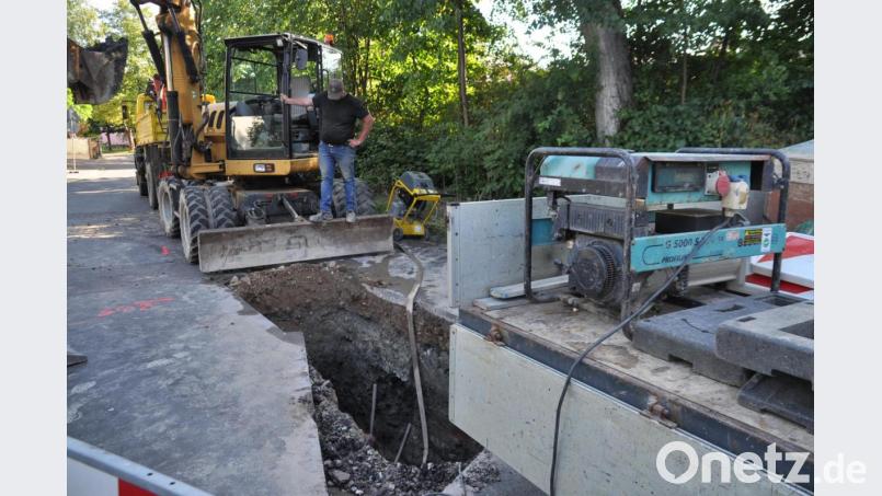 Diesmal muss die Firma König im Bereich Schulplatz ein Loch ausbaggern, um eine gebrochene Wasserleitung reparieren zu können. Bild: ak