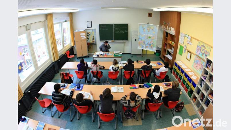 Ein Klassenzimmer mit Lehrer - bald könnte das anders aussehen, warnt BLLV-Präsidentin Simone Fleischmann. Der Lehrermangel werde sich dramatisch verschärfen. Bild: Julian Stratenschulte