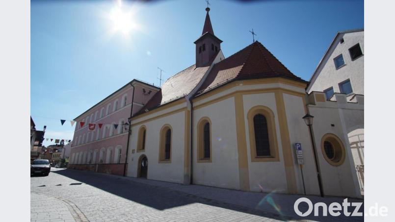 Die Spitalkirche und das renovierungsbedürftige Rot-Kreuz-Haus in Neunburg sollen wieder intensiv genutzt werden. Bild: Christopher Dotzler