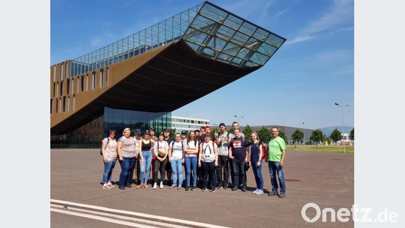 Die Berufsschüler des St. Michaels-Werks stellen sich mit ihren Lehrern vor dem gigantischen Hauptgebäude des Stahlerzeugers Vosetalpine in Oberösterreich zu einem Erinnerungsfoto auf. Bild: exb
