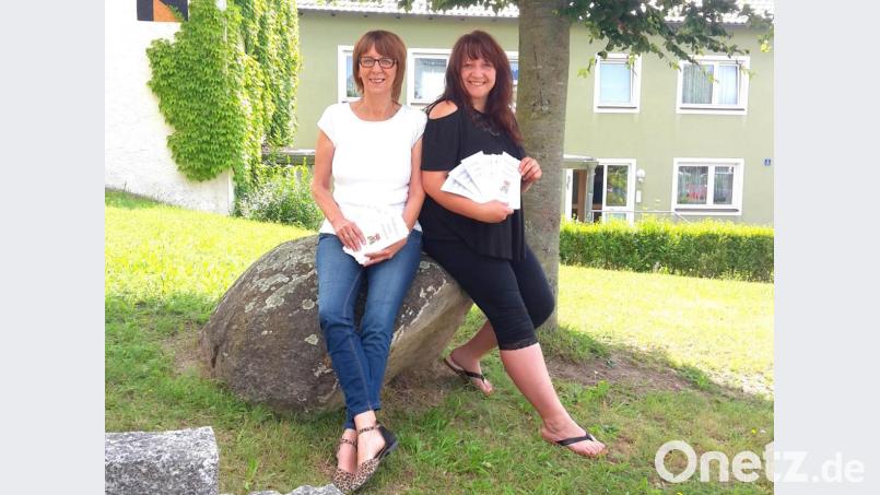 Bürgermeisterin Margit Kirzinger (links) präsentiert die frisch gedruckten Flyer des neuen Ferienprogramms von Jugendbeauftragter Ramona Stefinger. Bild: fjo