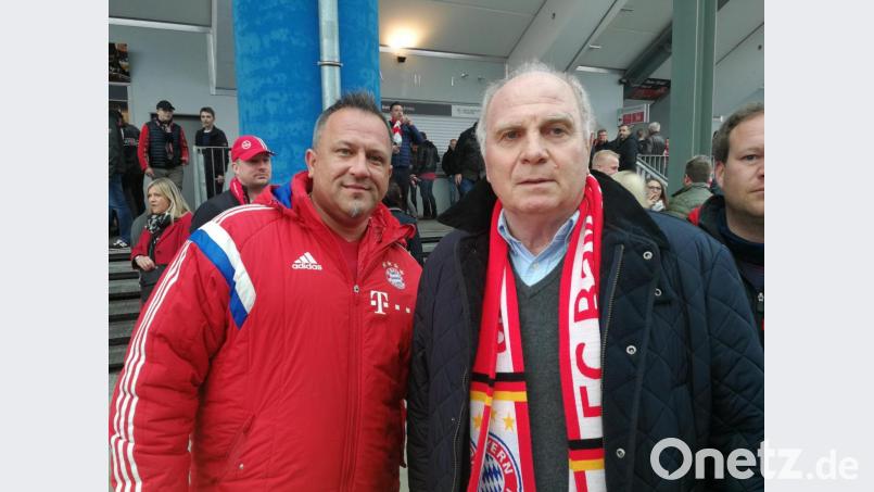 Marcus Fritsch (links), Vorsitzender des Bayern-Fanclubs Wildenau, mit Uli Hoeneß. Bild: exb