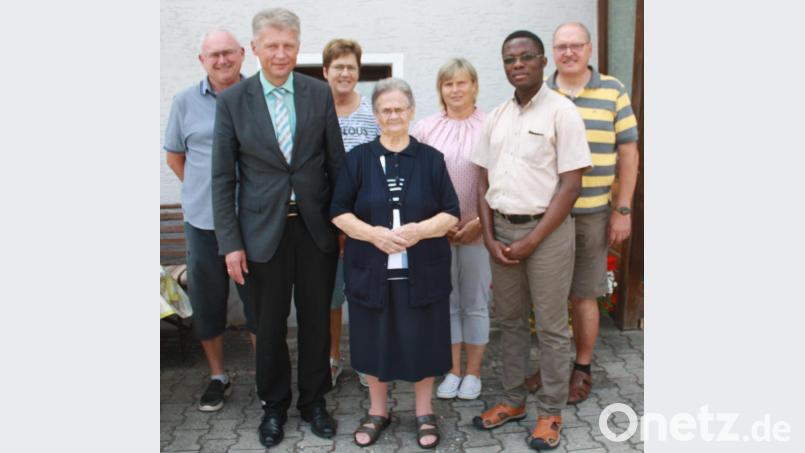 Die Jubilarin Klara Schön mit Gratulanten; vorne stehend von links: 1. Bürgermeister Lothar Müller, die Jubilarin Klara Schön und				Pfarrvikar Florent Mukaley Mukuba; hinten stehend von links: Karl Schön, Lisa Schön und Brigitte Bauer vom Frauenbund und				Reinhard Schön vom Kirchenvorstand. Bild: lk