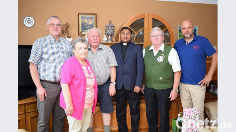 Im Kreise seiner Familie feierte Alois Biehler (Dritter von links) seinen 80. Geburtstag. Zu seinem Ehrentag gratulierten Bürgermeister Richard Tischler, Ehefrau Anna, Pfarrer Robin Josef, GZV-Vorstand Hans Kiener und der Sohn (von links).. Bild: bnr